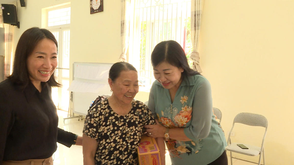 Chủ tịch Ủy ban MTTQ Việt Nam thành phố Hà Nội Nguyễn Lan Hương tặng quà các hộ gia đình trên địa bàn phường Tây Mỗ.&nbsp;