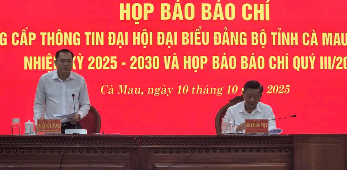 Trưởng Ban Tuyên giáo và Dân vận Tỉnh ủy Cà Mau Hồ Trung Việt và Phó Chủ tịch UBND tỉnh Cà Mau Ngô Vũ Thăng chủ trì cuộc họp báo. Ảnh: Nguyên Du