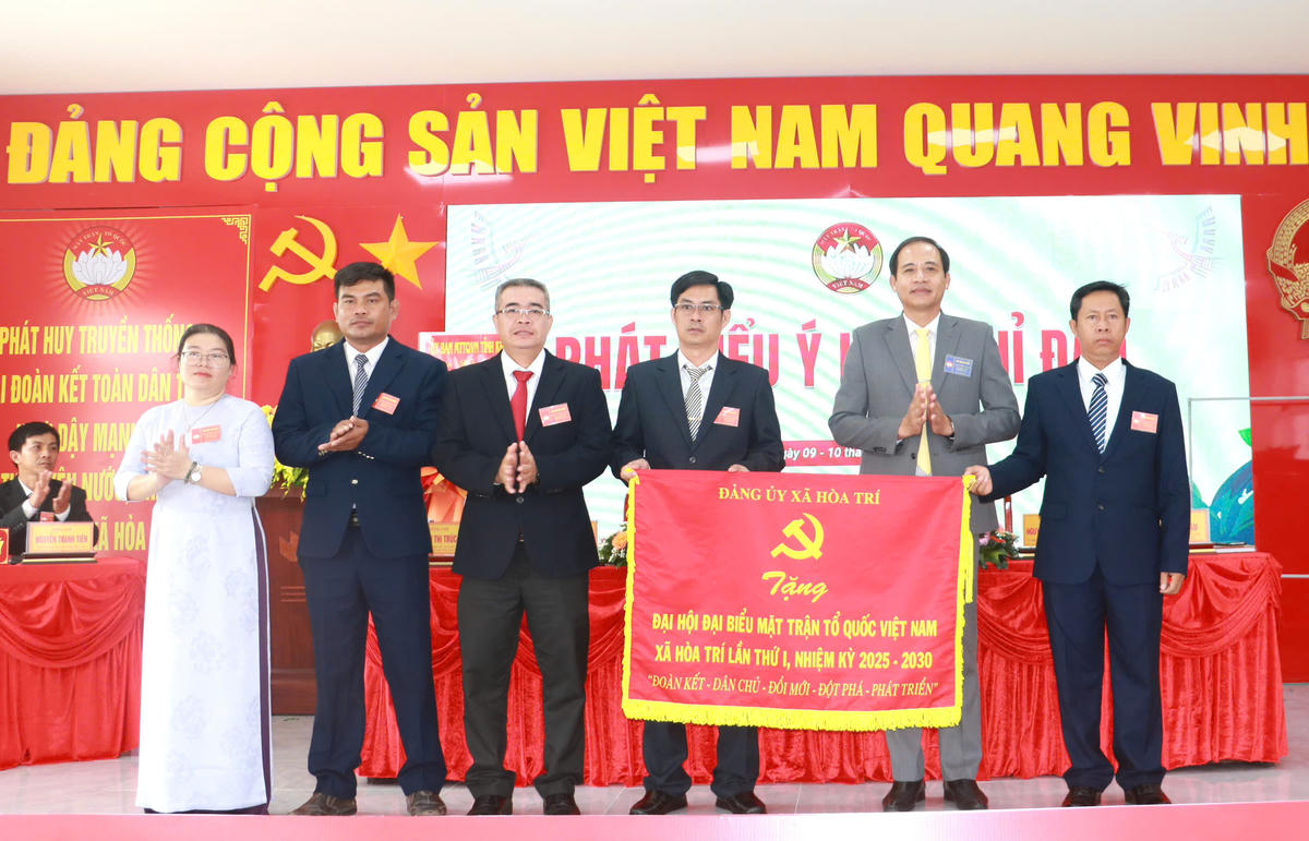 Đại diện Ủy ban MTTQ Việt Nam tỉnh Khánh Hòa và lãnh đạo xã Hòa Trí tặng hoa chúc mừng đại hội. (ảnh X.H)
