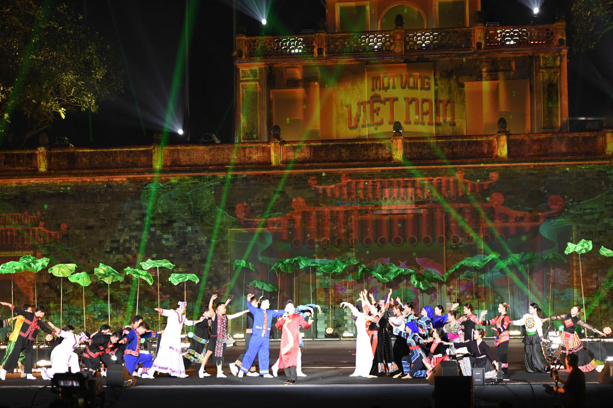 Lễ khai mạc diễn ra với các tiết mục nghệ thuật đặc sắc. Ảnh: P. Sỹ.