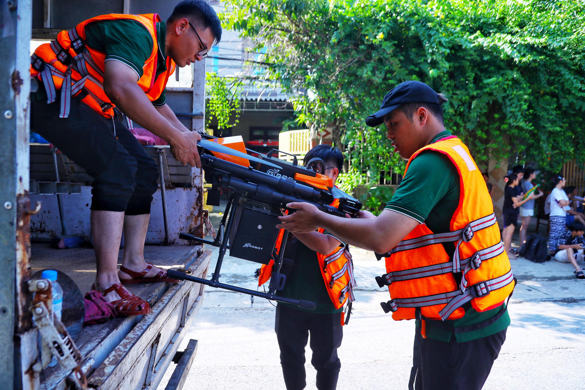 Lực lượng chức năng sử dụng drone để tìm kiếm các vị trí nguy hiểm để kịp thời giải cứu.