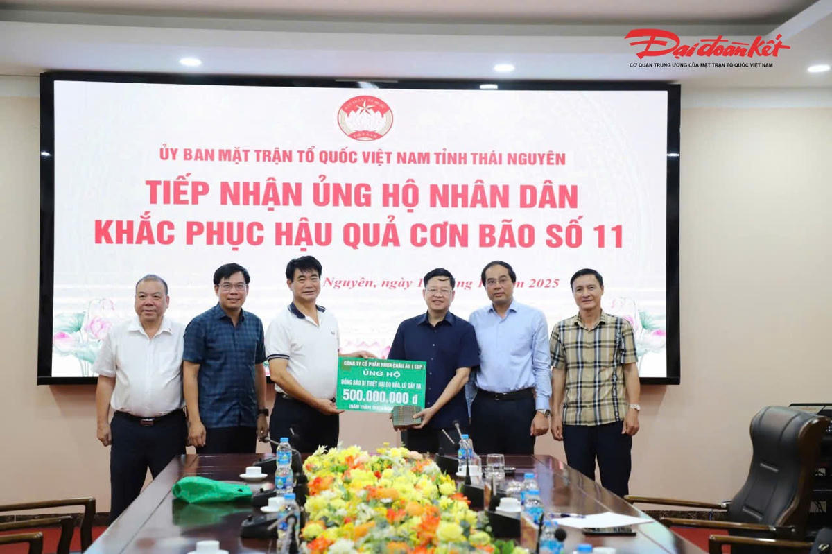 Lãnh đạo tỉnh Thái Nguyên tiếp nhận số tiền 500 triệu đồng do&nbsp;Công ty CP Nhựa Châu Âu (EuP) trao tặng. Ảnh: TN.