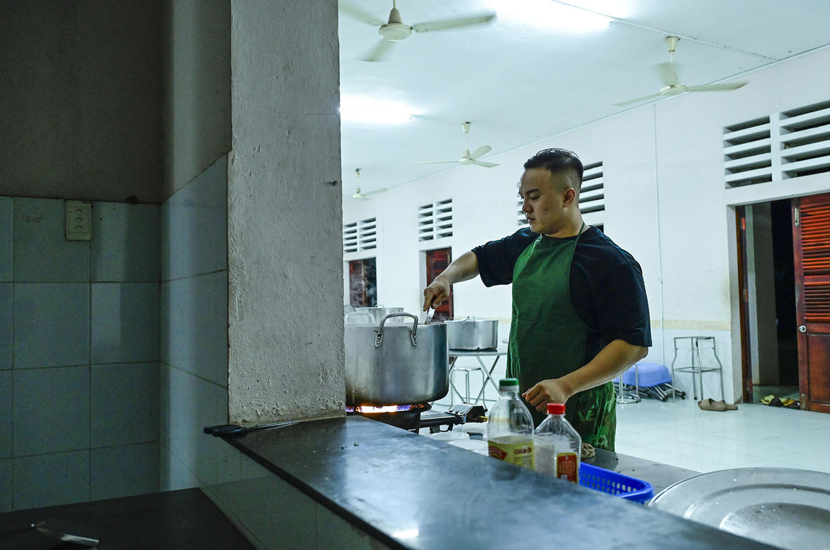 Các "anh nuôi" đang chăm chút nồi cháo để kịp thời đem phát cho người dân. Ảnh Nguyễn Minh.&nbsp;