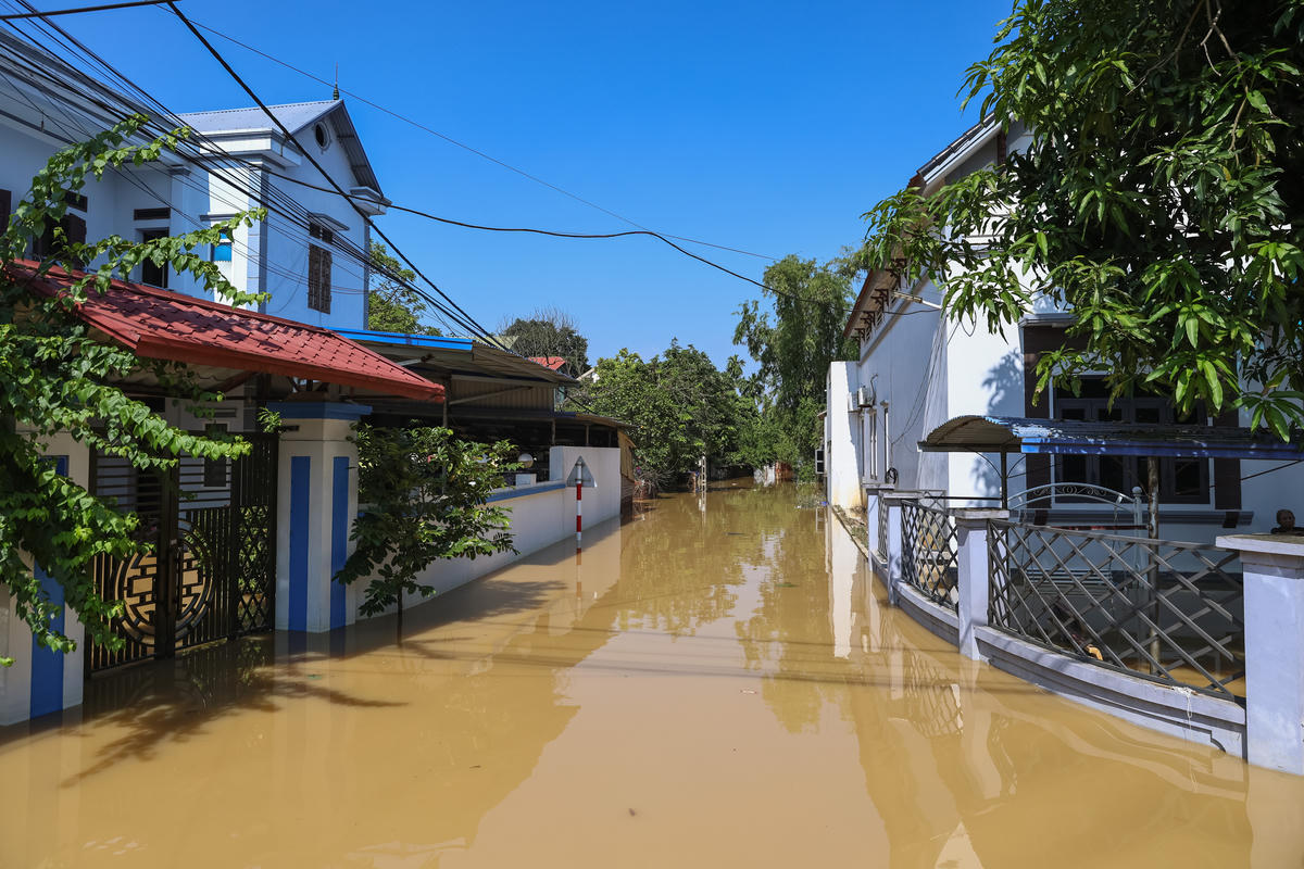 Báo cáo của Văn phòng Ban Chỉ huy Phòng thủ dân sự thành phố Hà Nội cũng cho biết, tính đến 7h sáng ngày 10/10, tình hình ngập úng và sạt lở đê trên địa bàn hai xã vẫn đang diễn biến rất phức tạp. Ảnh: Quang Vinh.