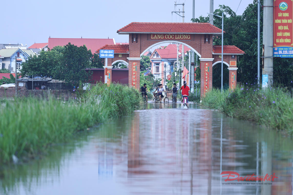 Mực nước dâng cao  tại xã Đa Phúc khiến mọi sinh hoạt của người dân nơi đây gặp nhiều khó khăn. Ảnh: Quang Vinh