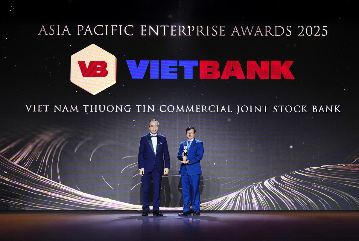 (Bên phải) Ông Phạm Linh – Phó Tổng Giám đốc Vietbank đại diện nhận giải thưởng Doanh nghiệp xuất sắc châu Á 2025.