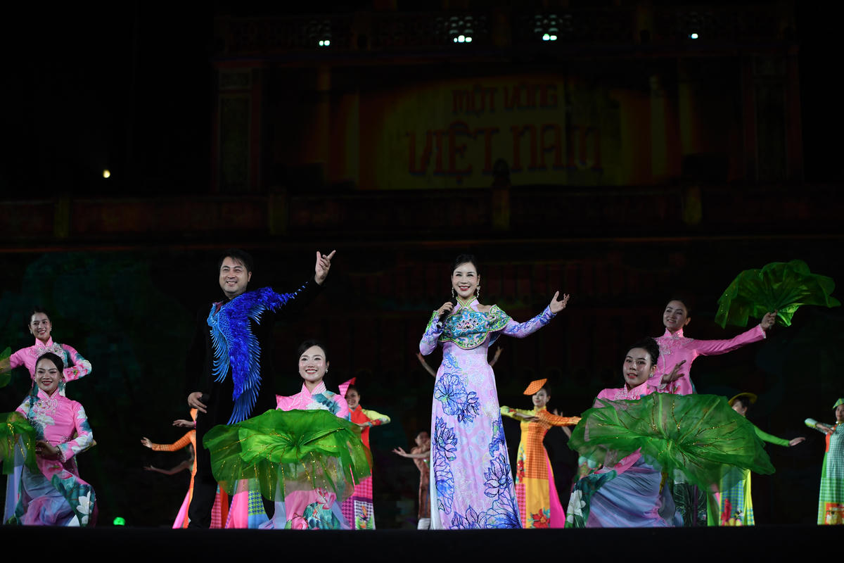 Các ca sĩ thể hiện ca khúc Một vòng Việt Nam. Ảnh: Phạm Sỹ.