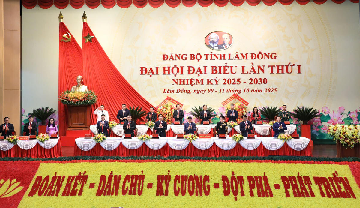 Đoàn Chủ tịch, Đoàn Thư ký ra mắt  Đại hội. Ảnh: ĐL.