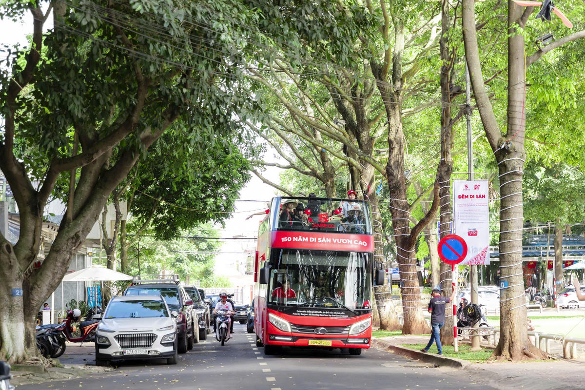 Xe buýt hai tầng của SABECO đưa ‘Hành trình Di sản’ đến giữa lòng phố núi Đắk Lắk