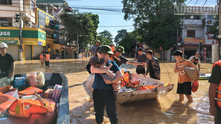 Lãnh đạo Đảng ủy xã Hữu Lũng giúp người dân di tản khi lũ dâng cao. 