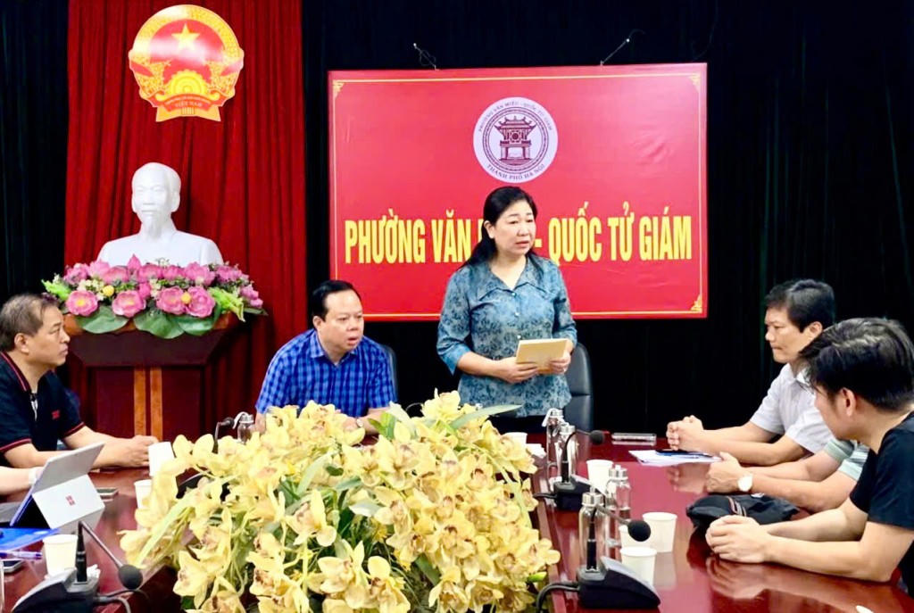 Chủ tịch MTTQ&nbsp; TP Hà Nội Nguyễn Lan Hương động viên, chia sẻ với những mất mát của gia đình nạn nhân. Ảnh: P. V