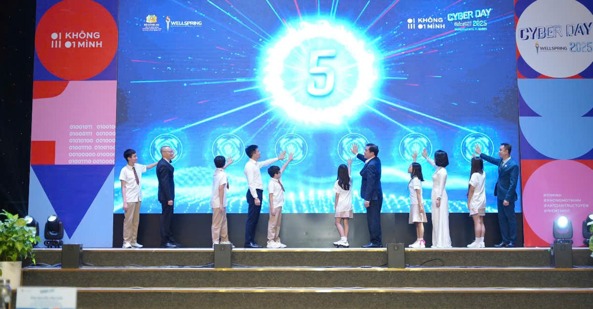 Các đại biểu cùng học sinh nhà trường kích hoạt chiến dịch hưởng ứng công ước Hà Nội.