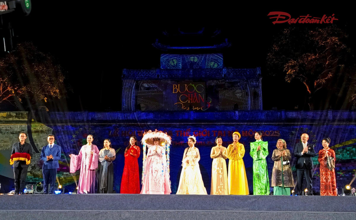 Nối tiếp chương trình"Bước chân di sản" là phiên đấu giá, khuyên góp đặc biệt với số tiền là 2,5 tỷ đồng để ủng hộ đồng bào chịu ảnh hưởng bởi mưa lũ vừa qua. Trong số những sản phẩm đưa ra đấu giá có tới 5 sản phẩm đến từ các nhà thiết kế thời trang. Ảnh: Phạm Sỹ.