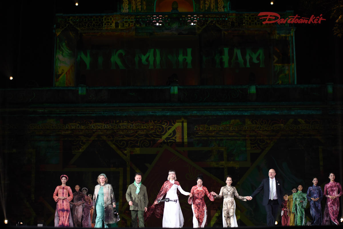 Những người bạn quốc tế và nghệ sĩ Việt cùng sải bước trên nền lụa DeSilk, mang theo thông điệp của tình hữu nghị, của vẻ đẹp vượt thời gian. Ảnh: Phạm Sỹ.