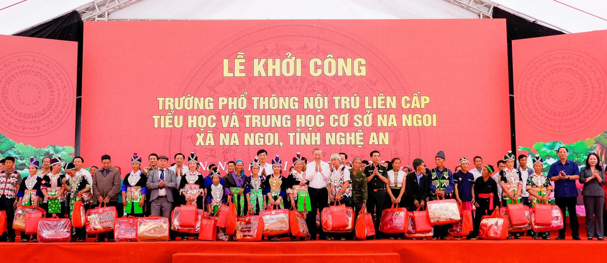 Tổng Bí thư Tô Lâm cùng các vị lãnh đạo Đảng, Nhà nước, lãnh đạo các bộ, ngành Trung ương đã trao nhiều phần quà cho các em học sinh xã Na Ngoi. Ảnh: PB