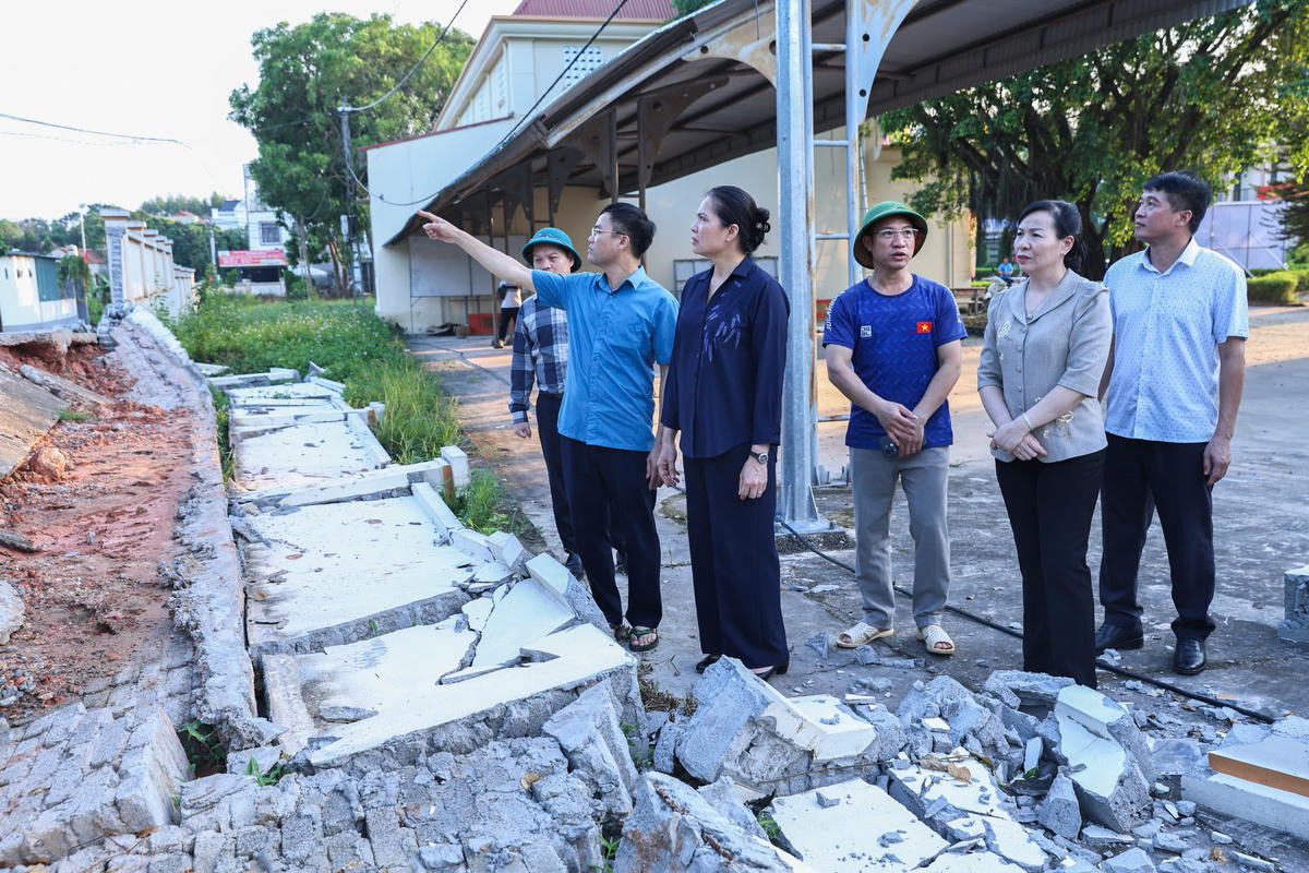 Phó Chủ tịch UBTƯ MTTQ Việt Nam Hà Thị Nga chia sẻ trước những thiệt hại nặng nề do mưa lũ tại xã Kép. Ảnh: Quang Vinh