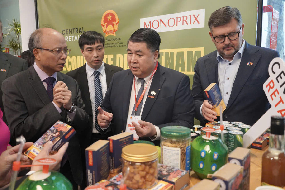 Gần 40 doanh nghiệp, đại diện cho nhiều ngành hàng xuất khẩu chủ lực và tiềm năng tham dự sự kiện&nbsp;“Ngày Việt Nam tại Pháp”. Ảnh: DY