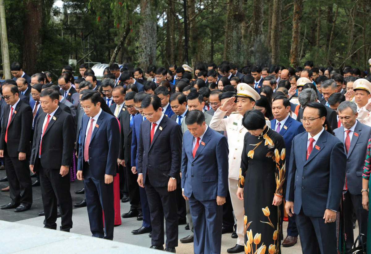 Đoàn đại biểu dự Đại hội viếng, tưởng niệm các Anh hùng liệt sĩ tại Nghĩa trang liệt sĩ Lâm Đồng và dâng hương, dâng hoa, báo công tại Tượng đài Bác Hồ. Ảnh: ĐL.