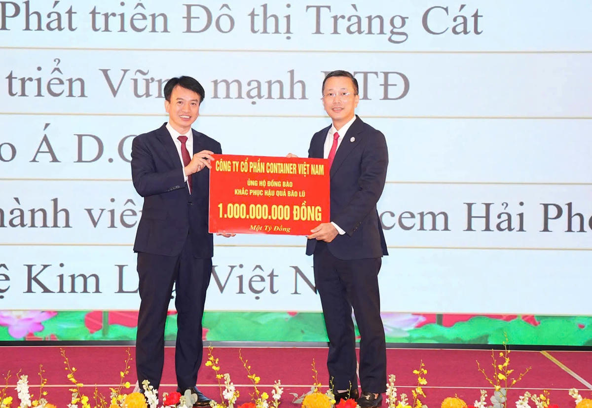 Ông Nguyễn Đức Tuấn, Phó Chủ tịch Thường trực Ủy ban MTTQ Việt Nam TP Hải Phòng tiếp nhận ủng hộ của Công ty CP Container Việt Nam. Ảnh: ĐT.&nbsp;