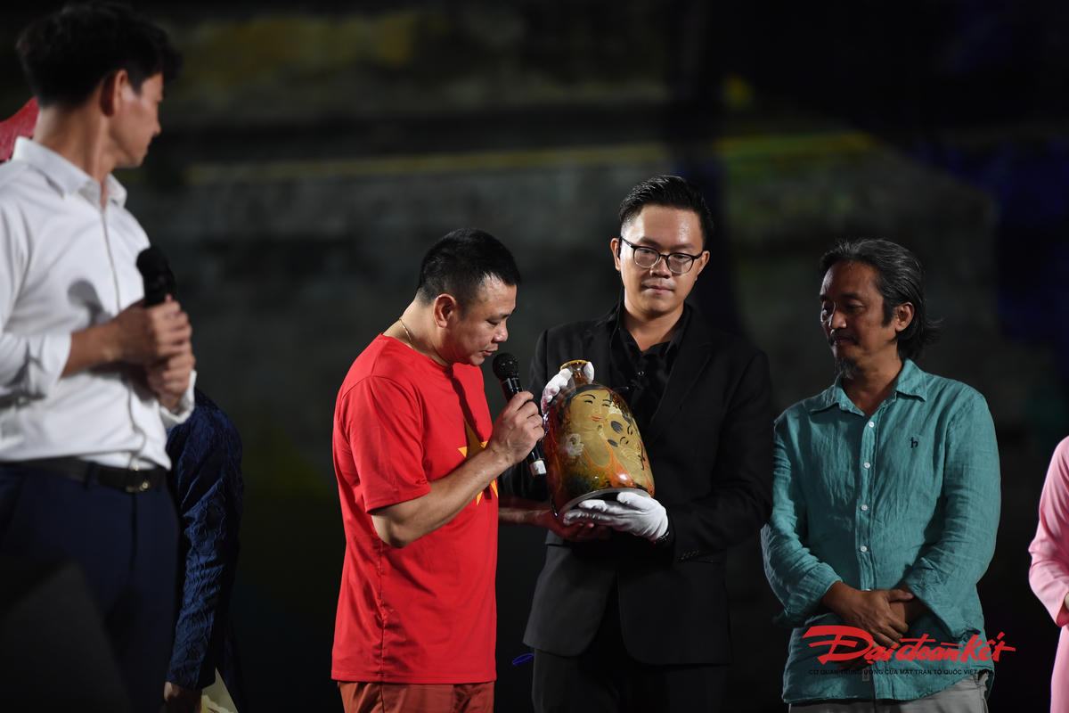 Tác phẩm gốm “Mẹ và Con” của hoạ sĩ Ngô Bá Hoàng. Ảnh: Phạm Sỹ.