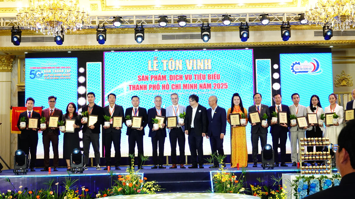 Nhiều doanh nghiệp được tôn vinh và khen thưởng. Ảnh: U.P.