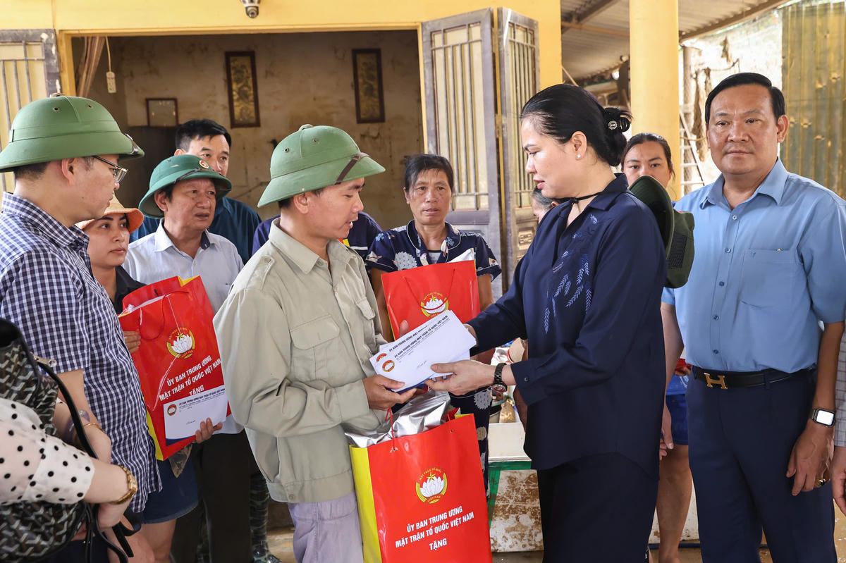 Phó Chủ tịch Ủy ban Trung ương MTTQ Việt Nam Hà Thị Nga trao quà hỗ trợ người dân Tổ 4, phường Gia Sàng. Ảnh: Quang Vinh.