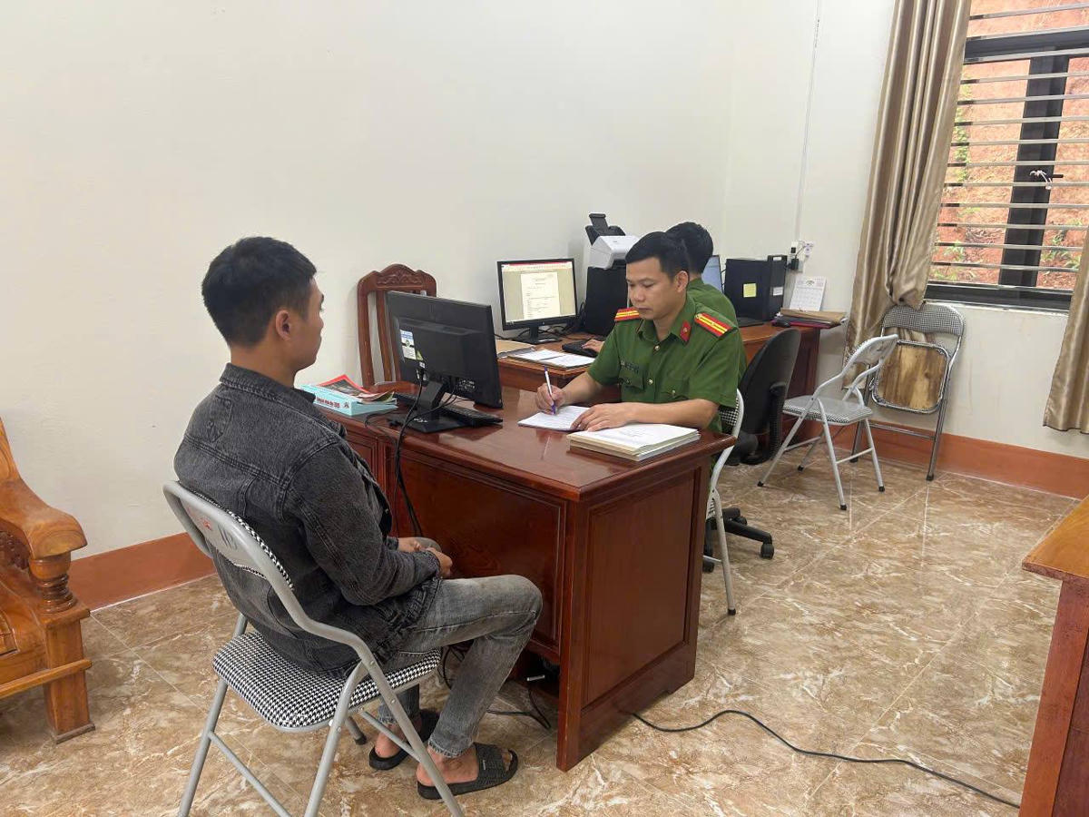 Lực lượng chức năng làm việc với P.V.A. Ảnh: CAX Tân Lĩnh.