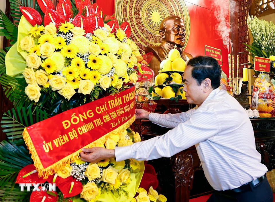 Chủ tịch Quốc hội Trần Thanh Mẫn dâng hương, dâng hoa tại Đền thờ Chủ tịch Tôn Đức Thắng. (Ảnh: Doãn Tấn/TTXVN)