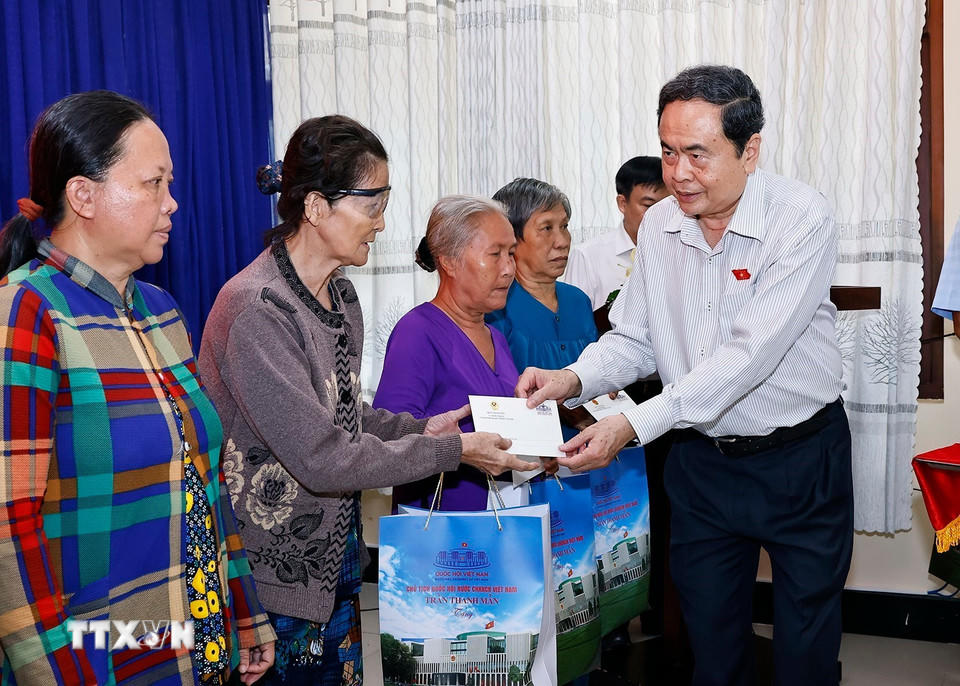 Chủ tịch Quốc hội Trần Thanh Mẫn tặng quà cho gia đình chính sách, người có công, trẻ em nghèo tại xã Mỹ Hòa Hưng, tỉnh An Giang. (Ảnh: Doãn Tấn/TTXVN)