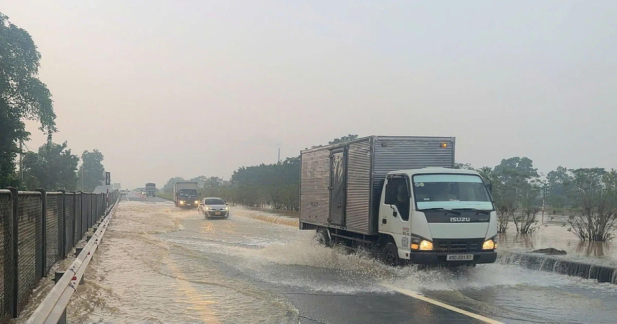 Đường cao tốc Hà Nội-Thái Nguyên ngập sâu do nước lũ dâng. (Ảnh: PV/Vietnam+)
