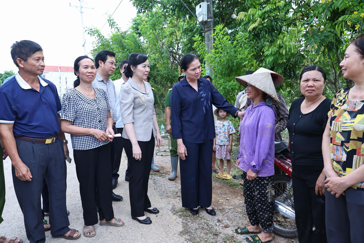 Phó Chủ tịch UBTƯ MTTQ Việt Nam Hà Thị Nga thăm hỏi bà con xã Kép. Ảnh: Quang Vinh