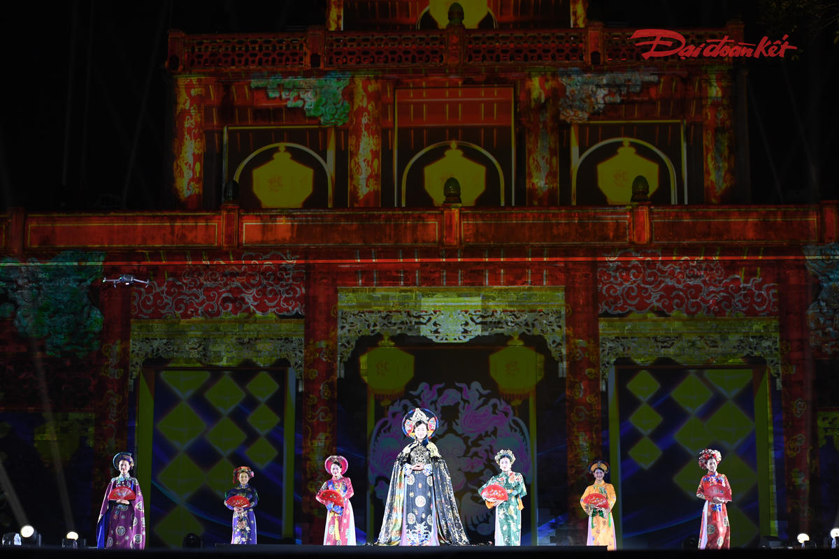 Những bộ sưu tập trong chương trình là sự giao thoa giữa quá khứ và hiện tại: Ảnh: Phạm Sỹ.