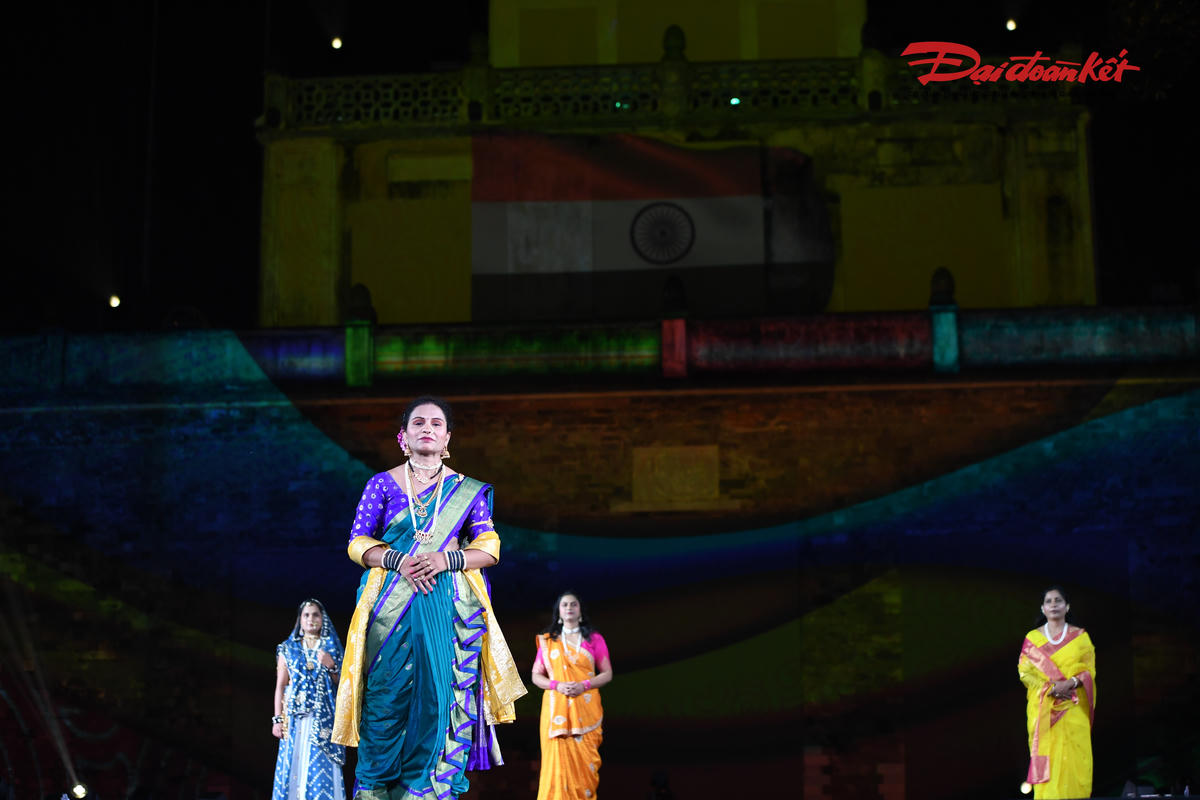 Thông qua ngôn ngữ thời trang, các nền văn hoá sẽ gặp gỡ, đối thoại và lan toả tinh thần hữu nghị. Ảnh: Phạm Sỹ.