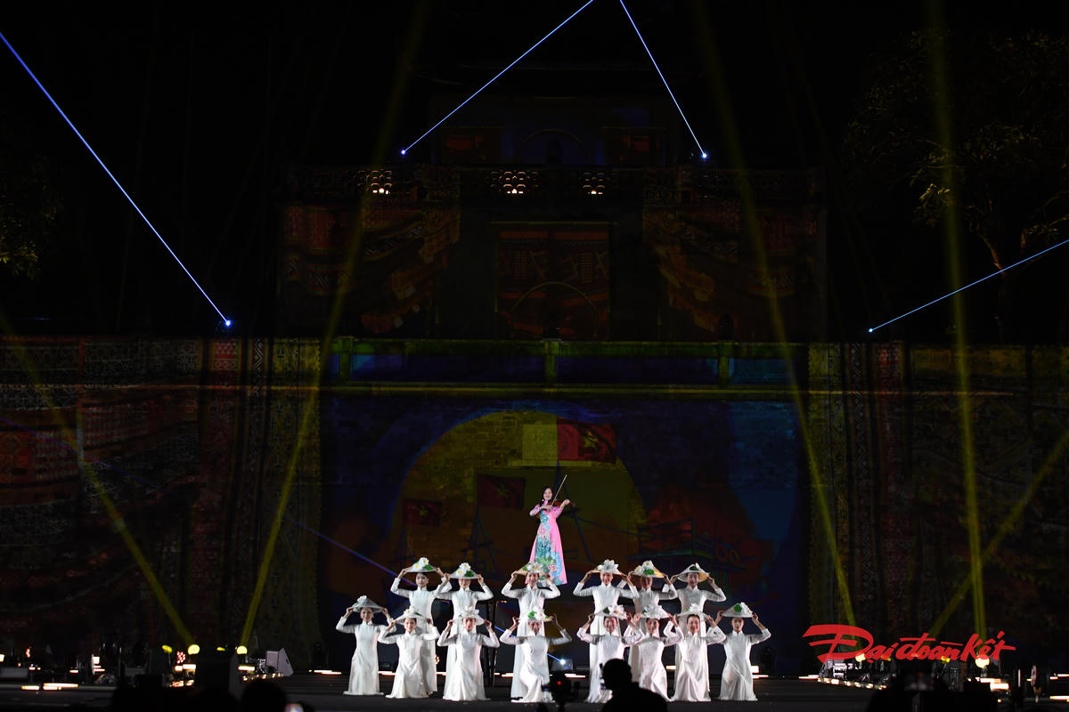 Những tiết mục trình diễn hoành tráng, bắt mắt với sự kết hợp từ vũ điệu, âm thanh, ánh sáng và đặc biệt là những tà áo dài và nón lá đến từ những cô gái Việt Nam. Phạm Sỹ.