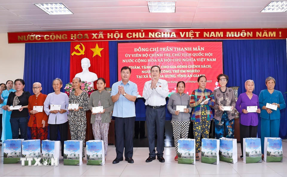 Chủ tịch Quốc hội Trần Thanh Mẫn tặng quà cho gia đình chính sách, người có công, trẻ em nghèo tại xã Mỹ Hòa Hưng, tỉnh An Giang. (Ảnh: Doãn Tấn/TTXVN)