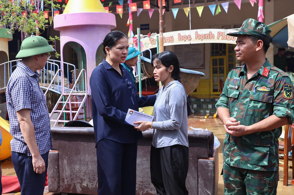 Phó Chủ tịch Ủy ban Trung ương MTTQ Việt Nam Hà Thị Nga trao quà hỗ trợ trường mầm non Gia Sàng. Ảnh: Quang Vinh.