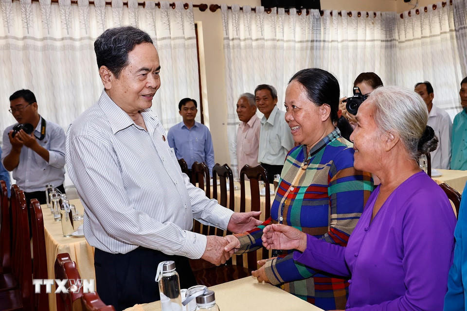 Chủ tịch Quốc hội Trần Thanh Mẫn tặng quà cho gia đình chính sách, người có công, trẻ em nghèo tại xã Mỹ Hòa Hưng, tỉnh An Giang. (Ảnh: Doãn Tấn/TTXVN)