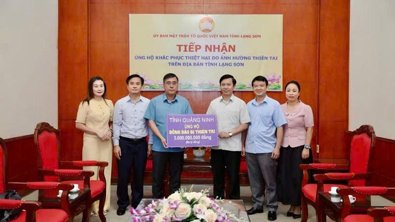 Lãnh đạo Ủy ban MTTQ tỉnh Lạng Sơn tiếp nhận kinh phí hỗ trợ từ Đoàn công tác tỉnh Quảng Ninh.