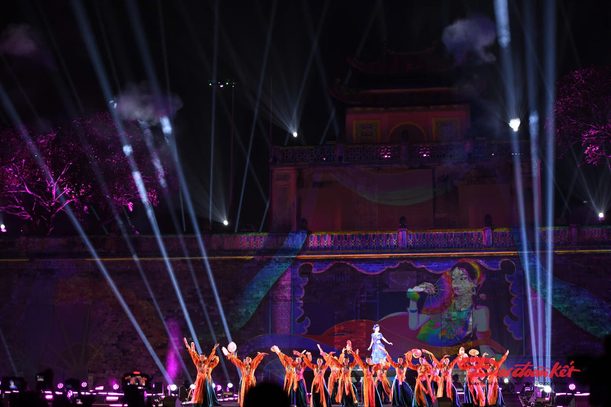 Chương trình quy tụ 19 bộ sưu tập thời trang truyền thống và đương đại đến từ 19 quốc gia trên thế giới – mỗi bộ sưu tập là một câu chuyện văn hoá, một sắc màu riêng trong bức tranh đa thanh, đa sắc của nhân loại. Ảnh: Phạm Sỹ.