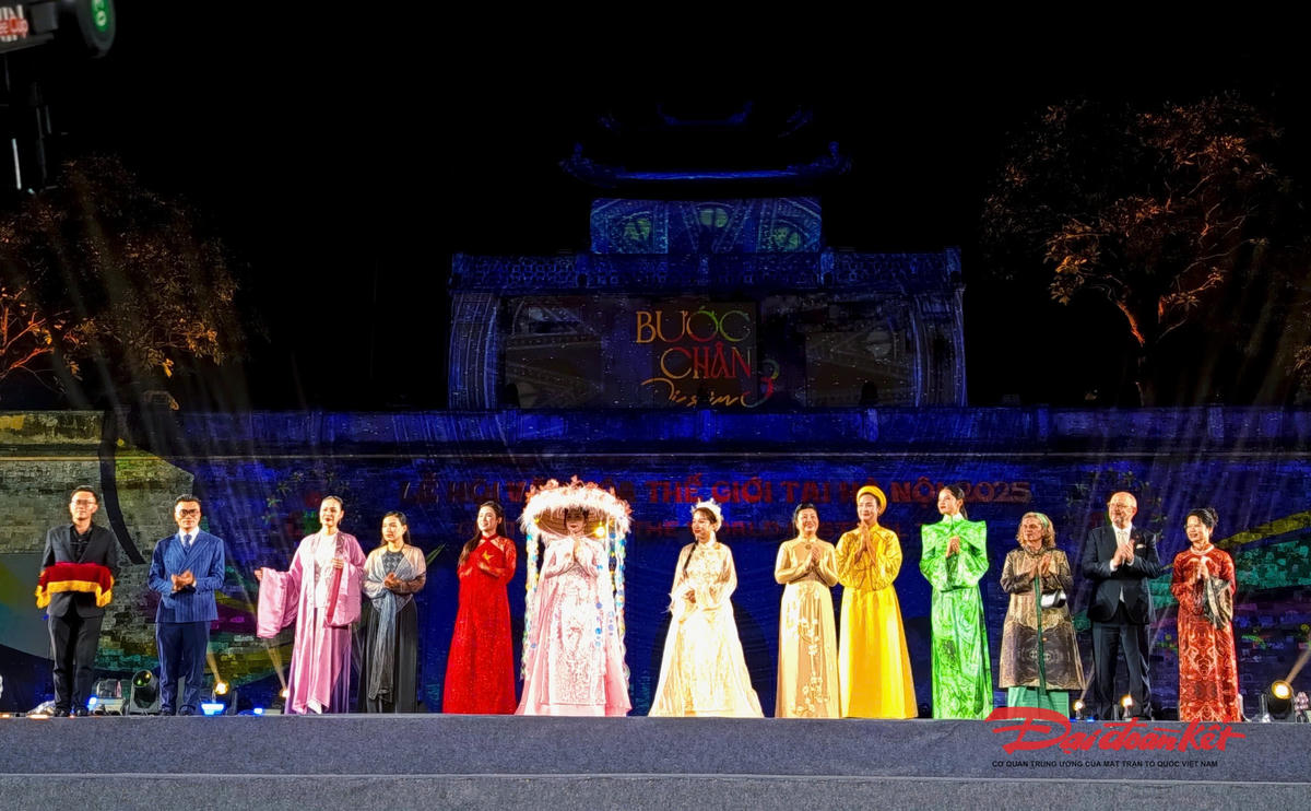 5 sản phẩm của các nhà thiết kế được đấu giá ủng hộ đồng bảo ảnh hưởng vùng lũ. Ảnh: Phạm Sỹ.