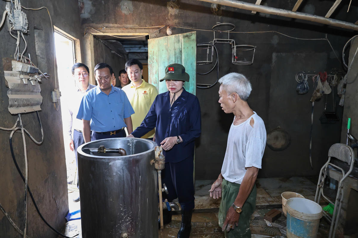 Phó Chủ tịch Ủy ban Trung ương MTTQ Việt Nam Hà Thị Nga bày tỏ sự cảm thông và chia sẻ với người dân bị ảnh hưởng mưa lũ. Ảnh: Quang Vinh.