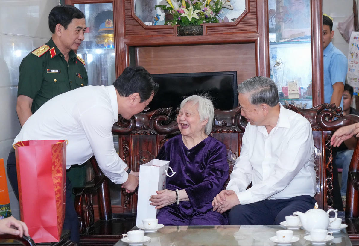 Bí thư Tỉnh ủy Nghệ An Nguyễn Đức Trung tặng quà cho Mẹ Việt Nam Anh hùng Nguyễn Thị Oanh. Ảnh: TC.