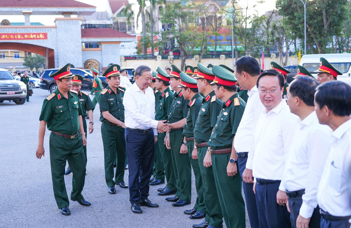 Chiều cùng ngày, Tổng Bí thư Tô Lâm và đoàn công tác đã đến thăm, làm việc tại Bộ Tư lệnh Quân khu 4. Ảnh: TD.
