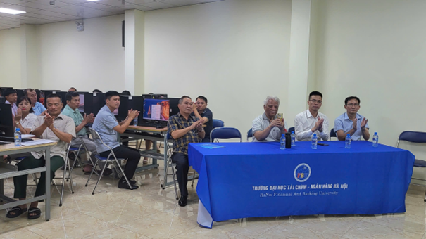 Các đại biểu tham dự lễ khai giảng.