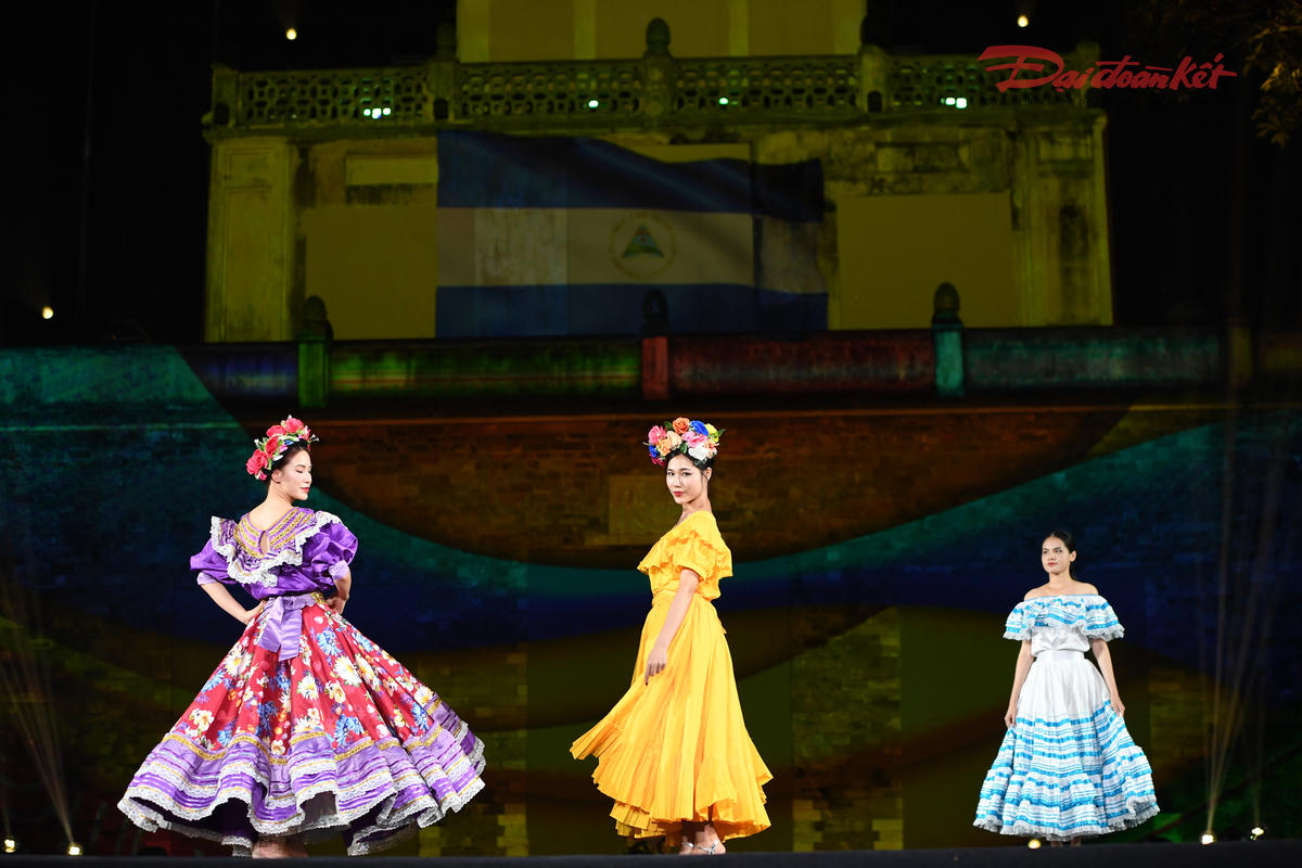 Thông qua ngôn ngữ thời trang, các nền văn hoá sẽ gặp gỡ, đối thoại và lan toả tinh thần hữu nghị, thể hiện khát vọng về một thế giới gắn kết – nơi di sản được tiếp nối và toả sáng bằng hơi thở của thời đại hôm nay. Ảnh: Phạm Sỹ.