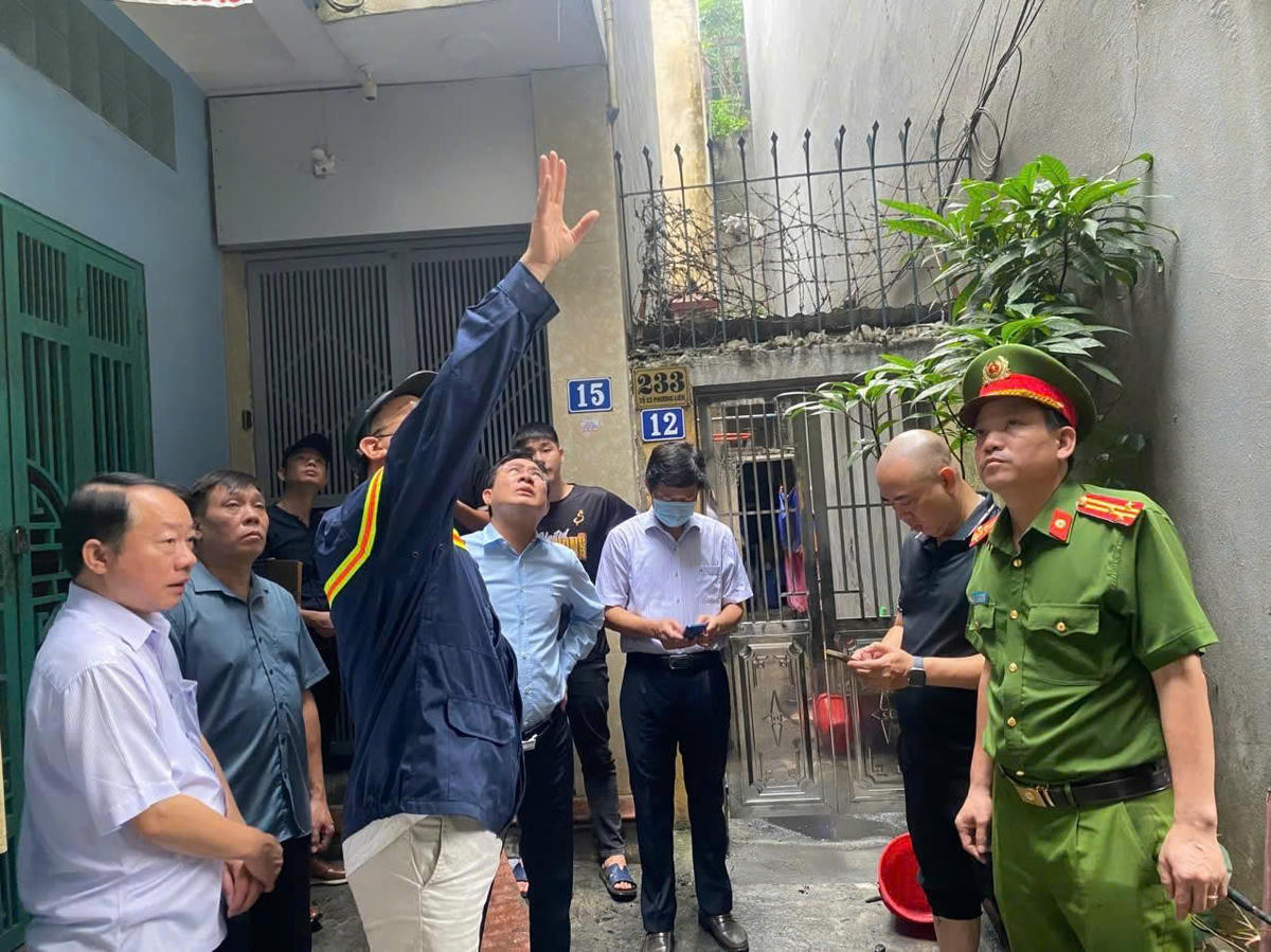 Trung tướng Nguyễn Tuấn Anh - Cục Trưởng Cục Cảnh sát PCCC&amp;CNCH trực tiếp chỉ đạo công tác chữa cháy và cứu nạn, cứu hộ tại hiện trường.. 