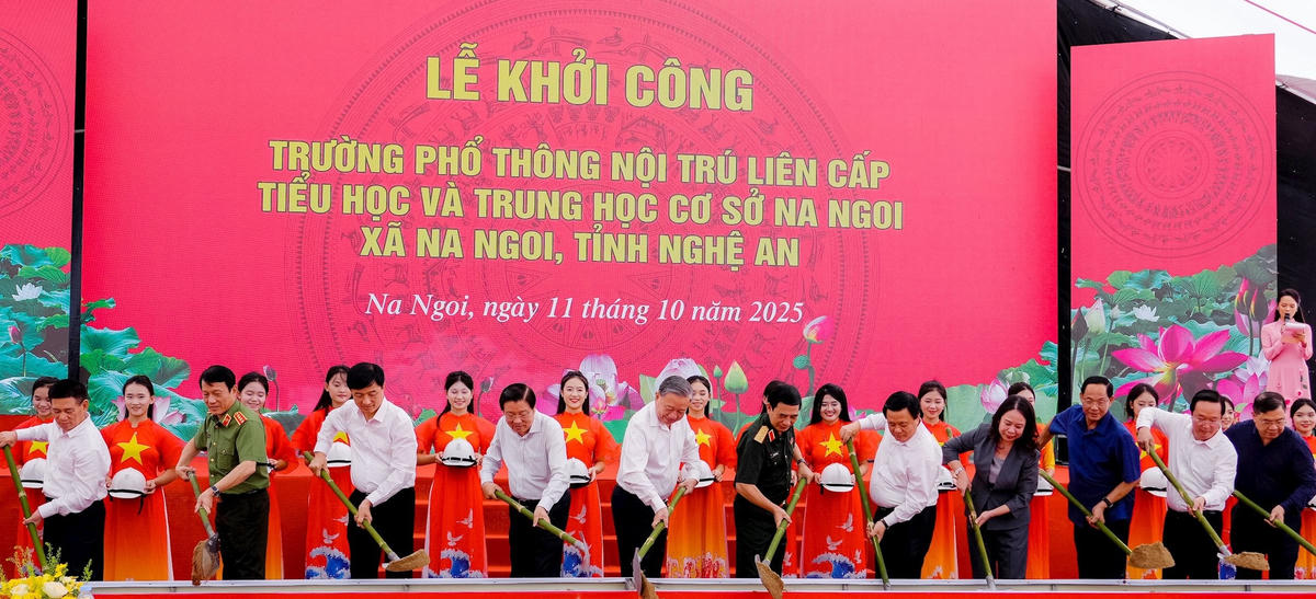 Tổng Bí thư Tô Lâm và các vị lãnh đạo Đảng, Nhà nước, lãnh đạo bộ, ngành Trung ương; lãnh đạo tỉnh Nghệ An thực hiện nghi thức khởi công Trường Phổ thông nội trú liên cấp Tiểu học và Trung học cơ sở Na Ngoi tại xã Na Ngoi, tỉnh Nghệ An. Ảnh: PB