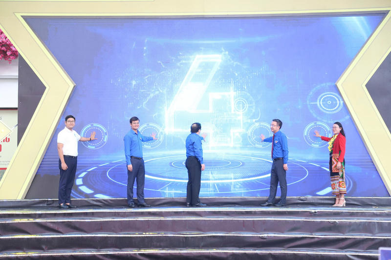 Ban tổ chức thực hiện nghi thức khai mạc ngày hội. Ảnh: P. V