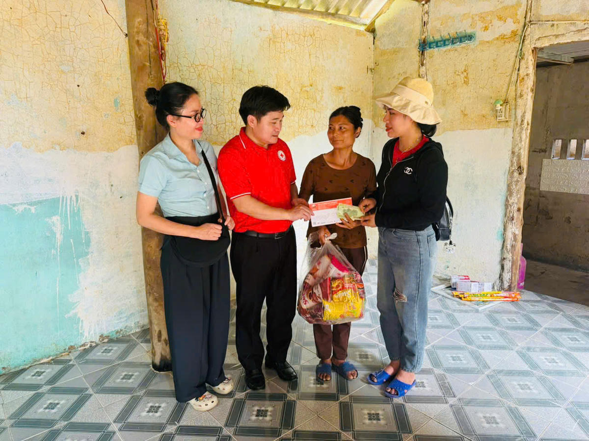 Ông Lý Văn Thành và mạnh thường quân Quảng Ninh&nbsp;trao hỗ trợ cho bà&nbsp;Triệu Thị Tuất (xóm Đồng Tâm, xã Quang Sơn, tỉnh Thái Nguyên). Ảnh: ĐVCC