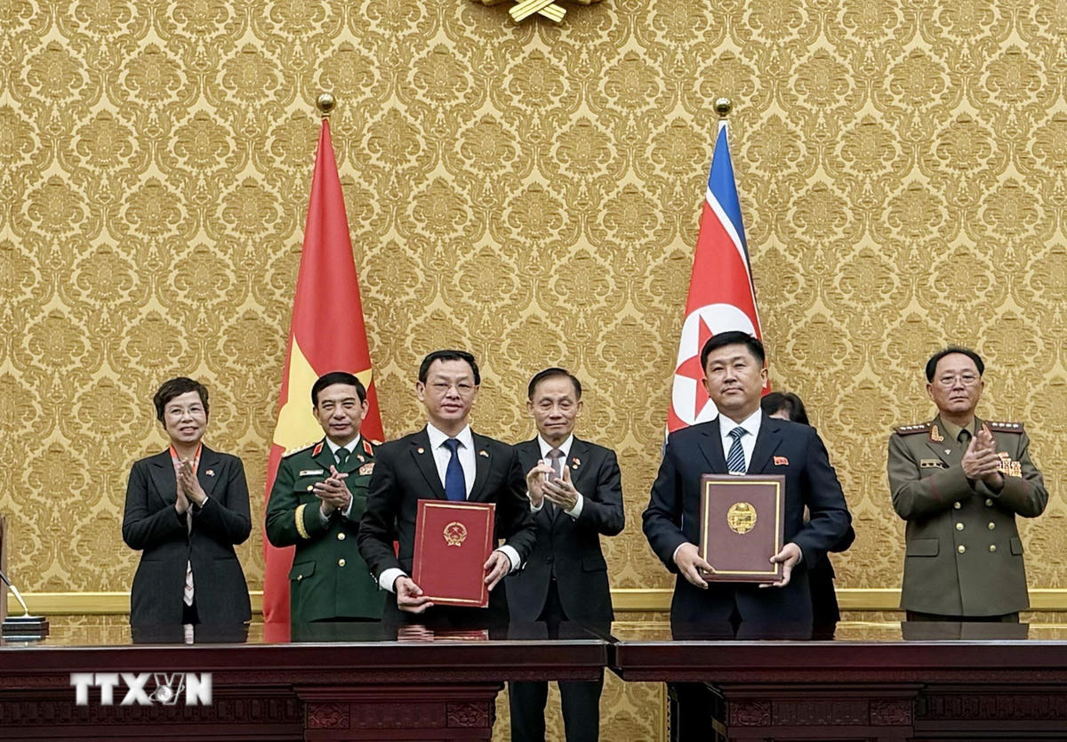 Lễ ký Bản ghi nhớ hợp tác trong lĩnh vực y tế và khoa học y học giữa Bộ Y tế Việt Nam và Bộ Y tế công cộng Triều Tiên. (Ảnh: Hồng Điệp /TTXVN)